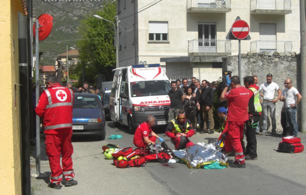 Accoltellato in strada: un paese sotto choc