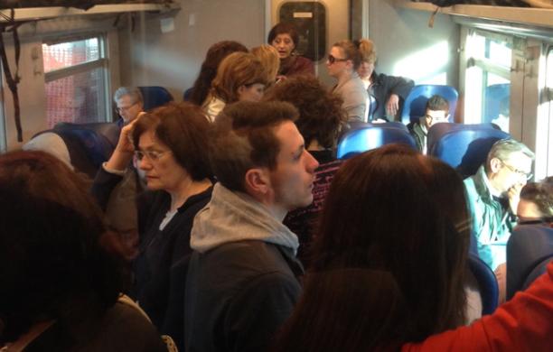 Treno delle 7,29 soppresso, pendolari come sardine