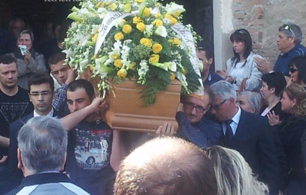 Fiaccole e lacrime ricordando Ivan Versino