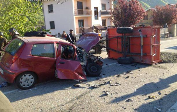 San Giuliano, trattore tamponato da un'auto