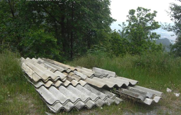 Un cimitero di amianto a bordo strada