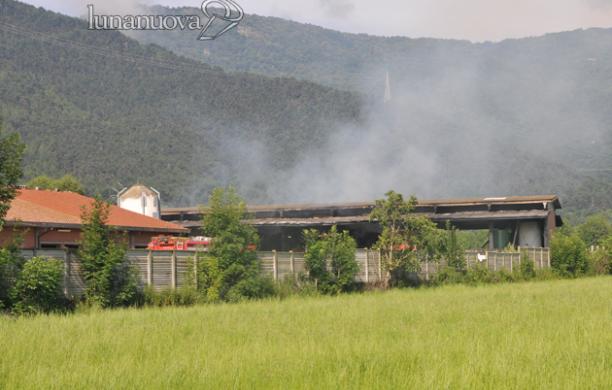 Fienile in fiamme: bruciano fieno e mezzi agricoli