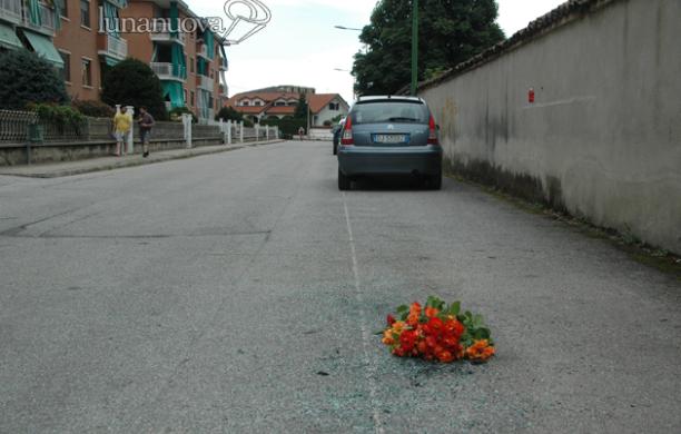Si danno fuoco nella loro automobile