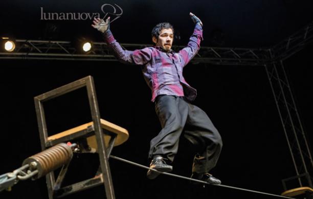 Leo Bassi dirige gli allievi di Cirko Vertigo: "Il circo siamo noi"