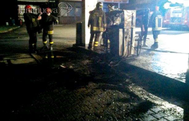 In fiamme la pompa del distributore