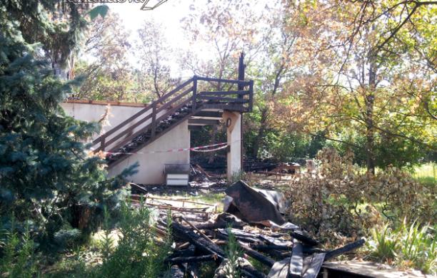Fiamme nella notte: brucia una villetta