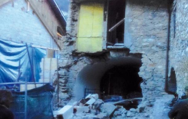 Casa sventrata dal crollo a Fenils