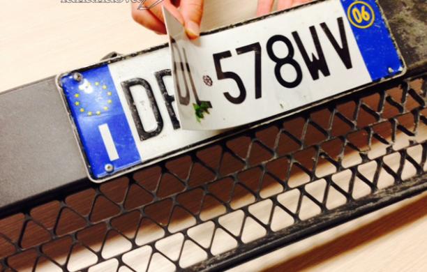 Fuggono dalla polizia e si schiantano