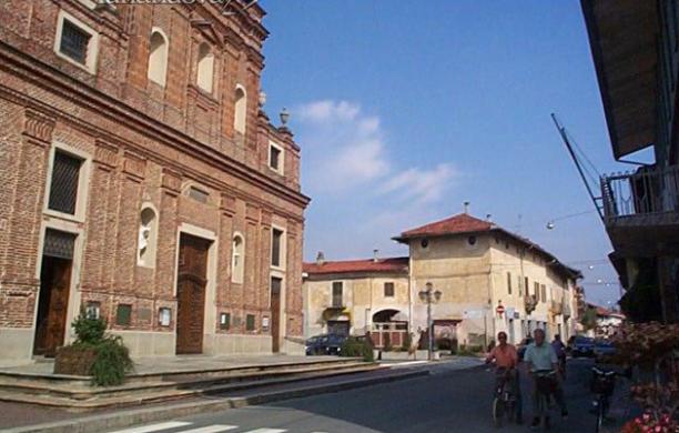 Una città tutta illuminata con lampioni a led