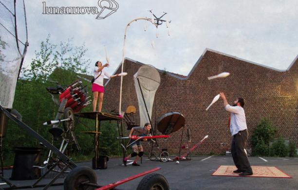 "Gran finale di living circus-Tra giocoleria e acrobatica"
