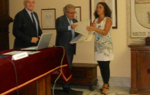 Ricercatrice dona il premio ricevuto