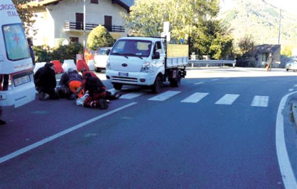 Furgone investe tre donne sulle strisce pedonali