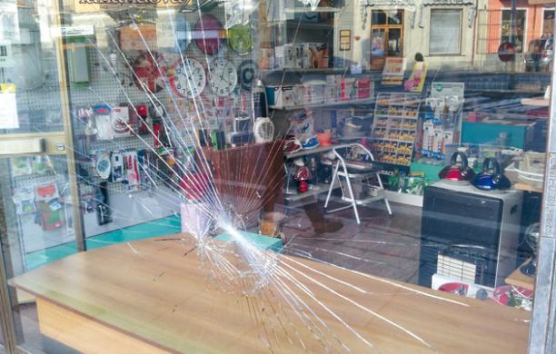 Folle in via Traforo si accanisce contro le vetrine