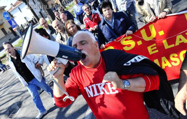 In piazza sfilano i numeri della crisi del lavoro