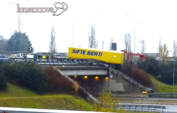 Camion sospeso in tangenziale