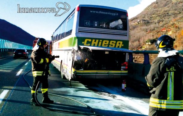 Il bus tampona un'auto sul viadotto A32