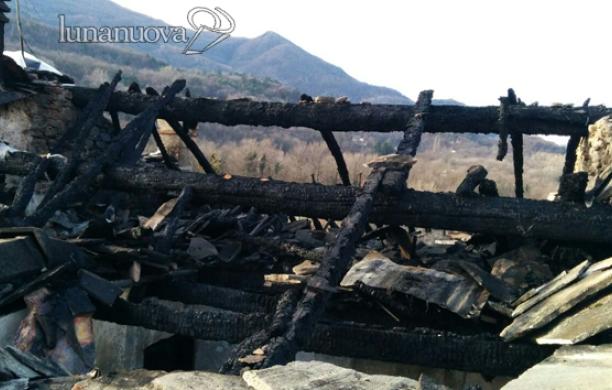 Brucia il tetto, in due rimangono senza casa