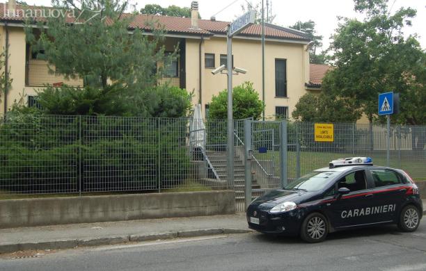 Petardo manda in frantumi le vetrate dell'androne