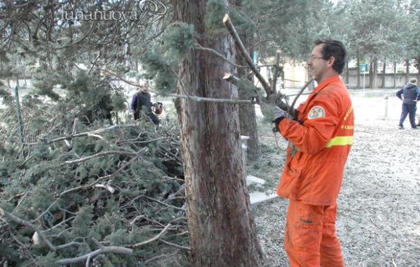 Vento forte in valle, danni e incendi