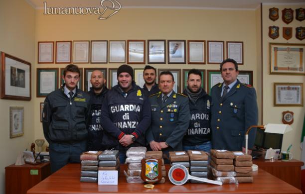 I cani snidano la cocaina sul Suv