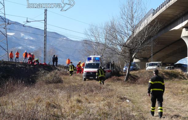 Attraversa i binari, travolto dal treno: grave in ospedale
