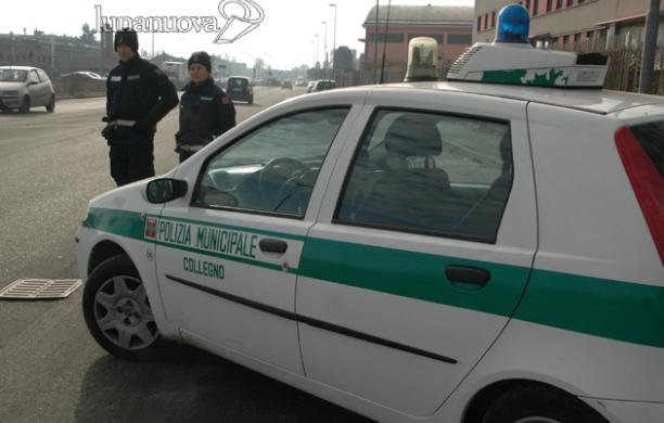 Colpito da infarto mentre è al volante, salvato dagli agenti della municipale