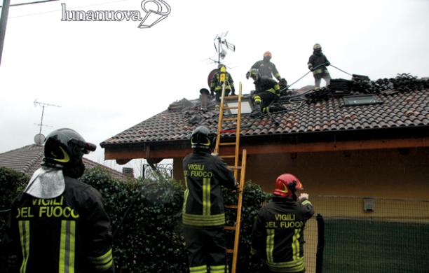 Fiamme dal tetto: paura a Milanere, nessun intossicato