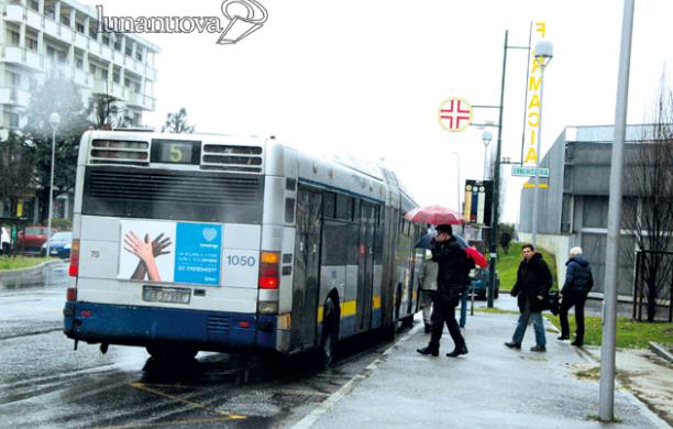 Picchia i controllori del bus: padre denunciato