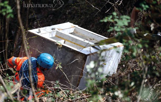 Spunta una discarica abusiva lungo strada