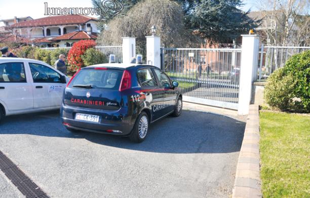 Cade dal balcone del primo piano e perde la vita