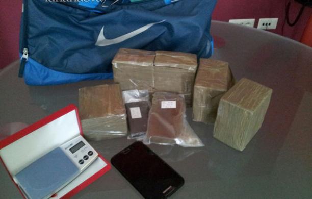 Nel bagagliaio dell'auto hashish per 50mila euro