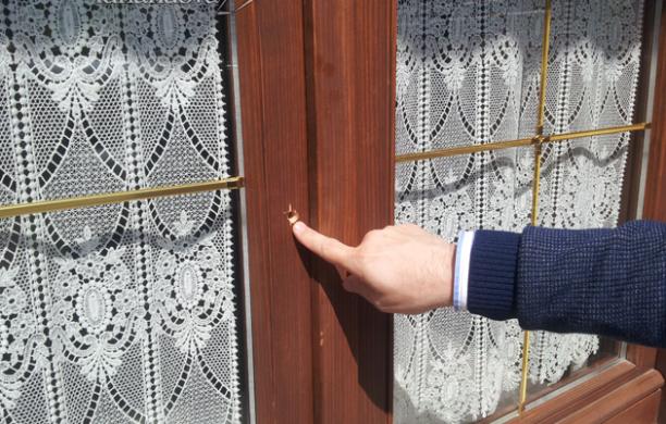Imprenditore sorprende i ladri nel salotto di casa