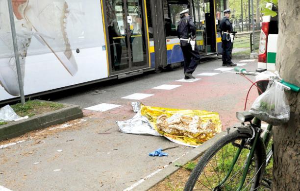 Travolto dal tram, muore a Torino in corso Unione