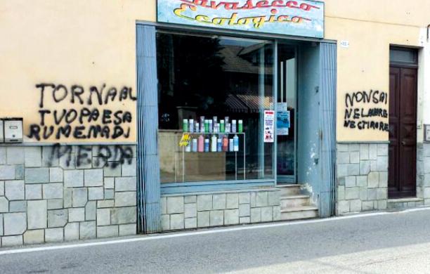 Rosta, scritte razziste accanto al negozio