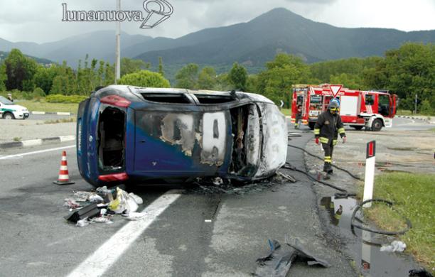 L'auto si ribalta e prende fuoco: tragedia sfiorata
