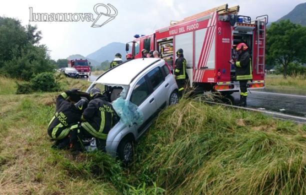 Si ribalta nel fosso per un malore, ma se la caverà
