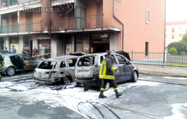 Notte di paura per le auto a fuoco in via Massimo D'Azeglio