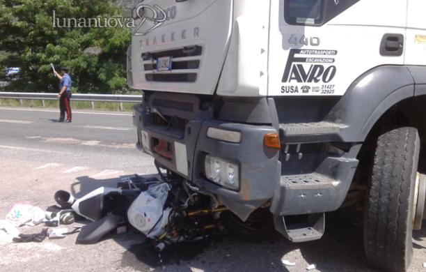 Si schianta in moto contro il camion