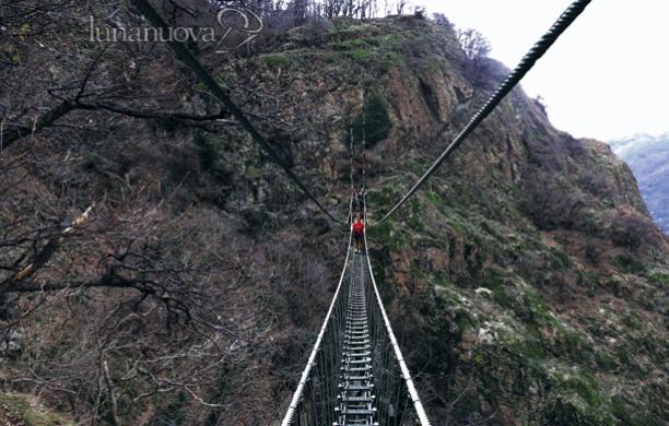 Un ponte tibetano ai piedi della Sacra lungo la via ferrata