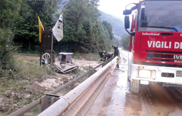 Bomba d'acqua: il torrente esonda e blocca la statale 24