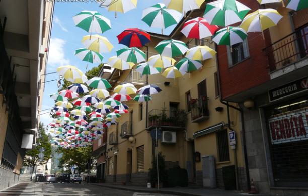 Un "Picnic in bianco" sotto un cielo di ombrelli