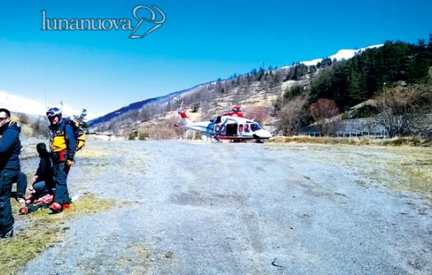 Alpinista cade e si frattura le caviglie