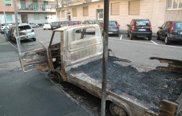 L'Ape si incendia e il fuoco si propaga, anziano in salvo