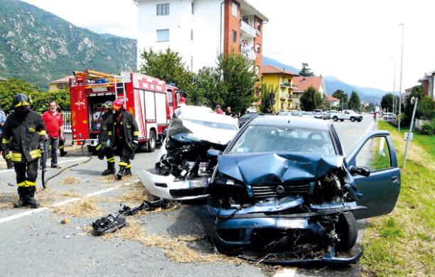 Folle corsa senza una ruota: due feriti