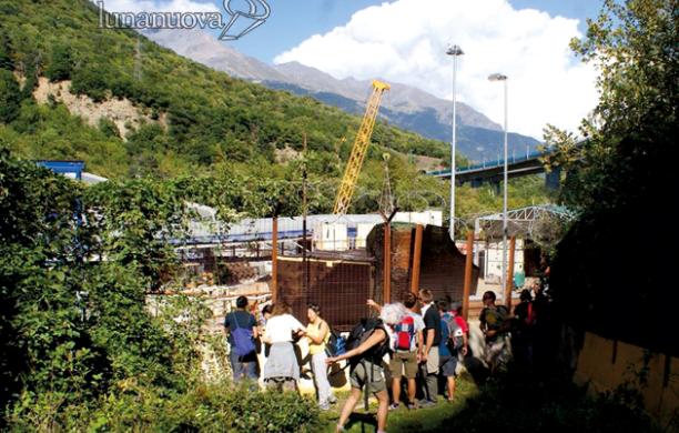 Tornano gli scontri alle reti in Clarea: otto arresti