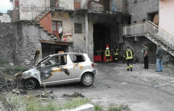 Doppio incendio al borgo della Paglia: mistero su un'auto in fiamme