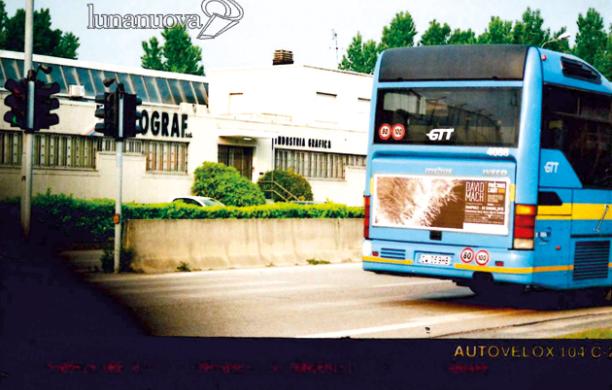 Bus sfiorava i 100. Ma nell'immagine il pullman è fermo