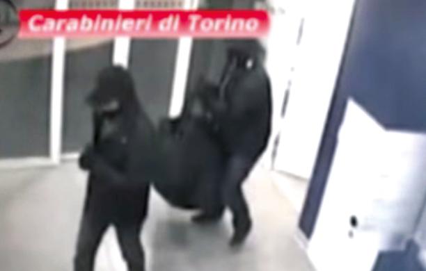 Svuotavano bancomat e casse continue: arrestati