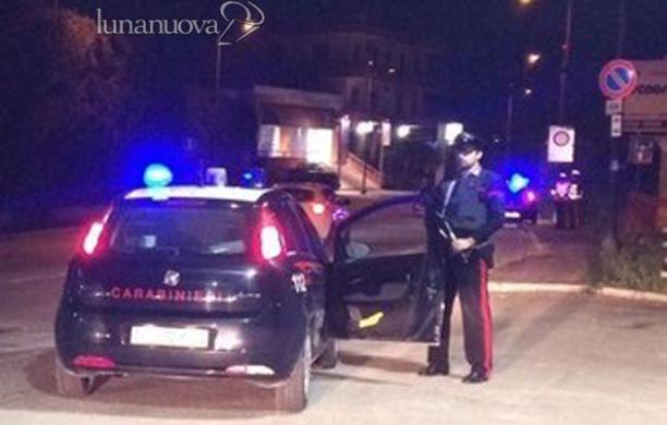 Rapina il benzinaio poi fugge con l'ostaggio