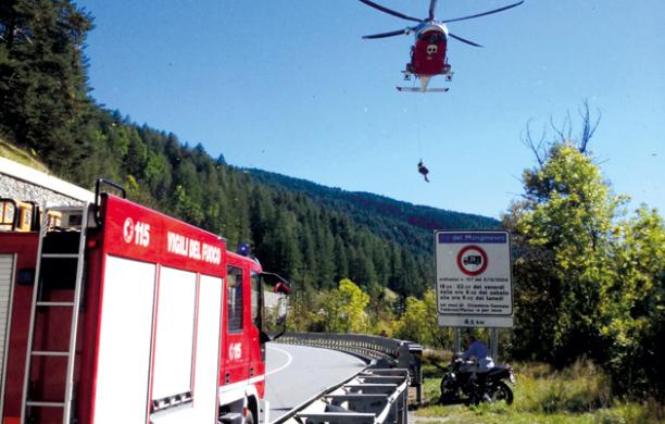 Centauro cade dopo un sorpasso e finisce nel burrone